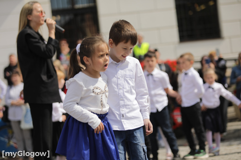 Polonez przedszkolaków na rynku w Głogowie