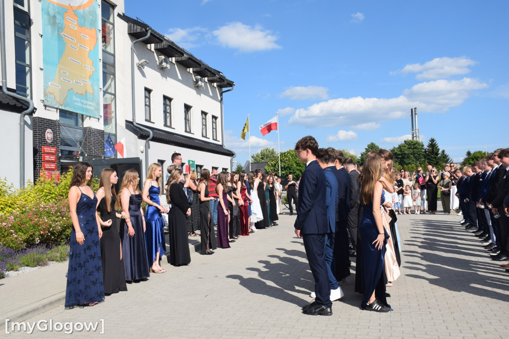 Polonez ósmoklasistów w Jerzmanowej