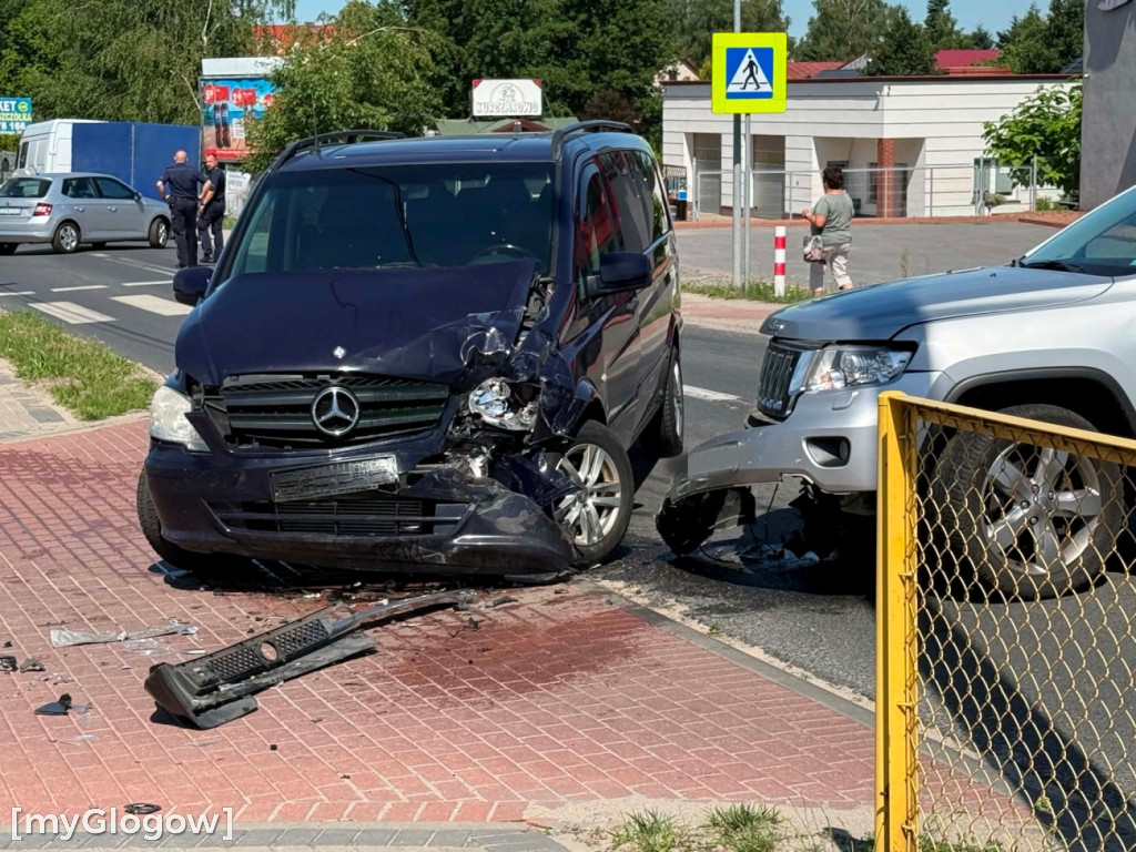 Zderzenie dwóch aut na skrzyżowaniu