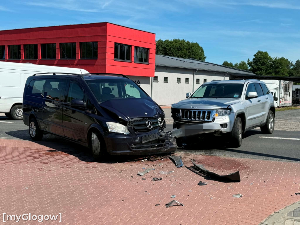 Zderzenie dwóch aut na skrzyżowaniu