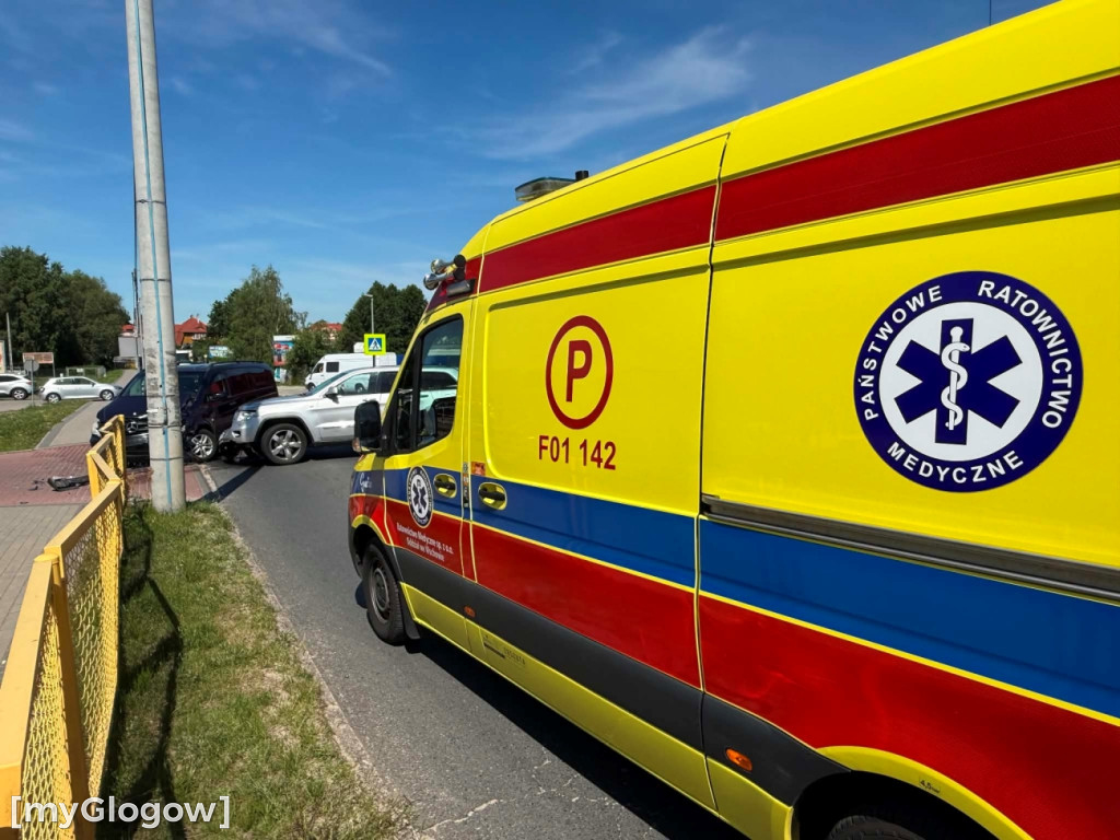 Zderzenie dwóch aut na skrzyżowaniu