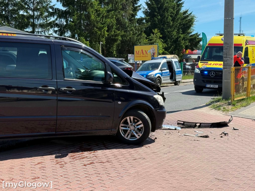 Zderzenie dwóch aut na skrzyżowaniu