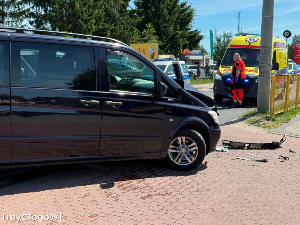 Zderzenie dwóch aut na skrzyżowaniu