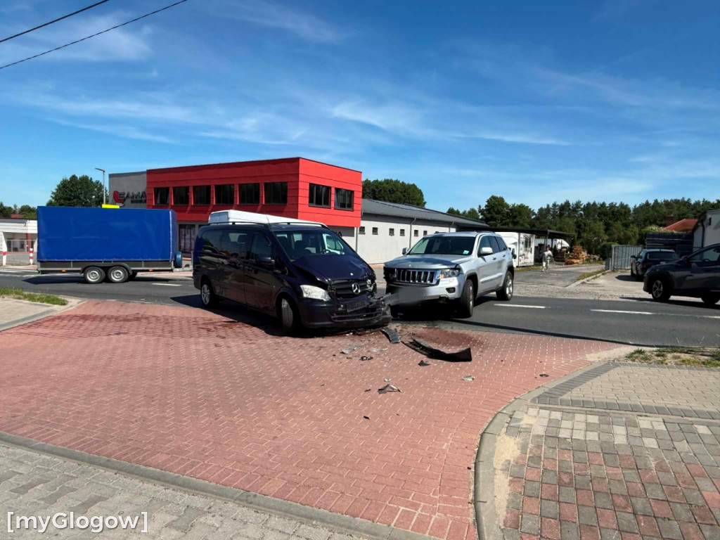 Zderzenie dwóch aut na skrzyżowaniu