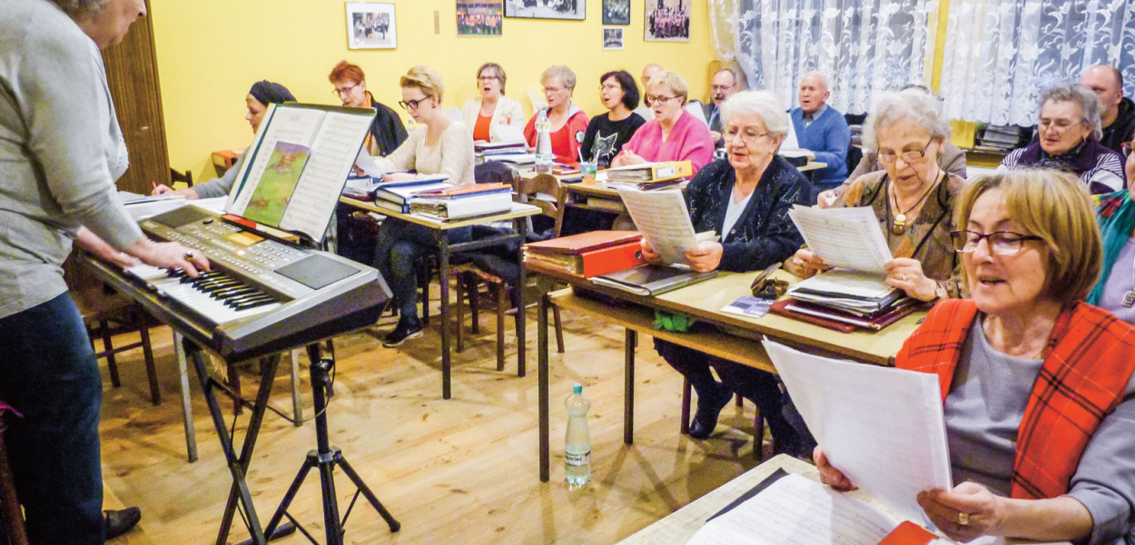 Kto śpiewa, dwa razy się modli, a fałszujący na cały kościół może nawet i trzy raz