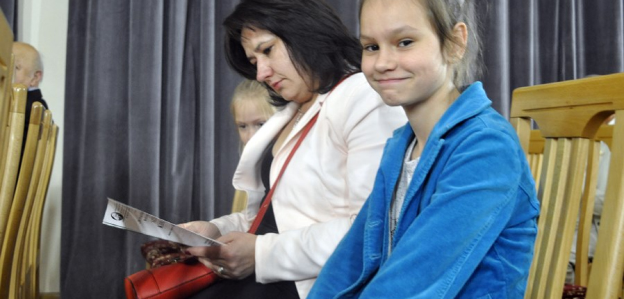 Koncert znanego pianisty w szkole muzycznej. Sala wypełniła się po brzegi