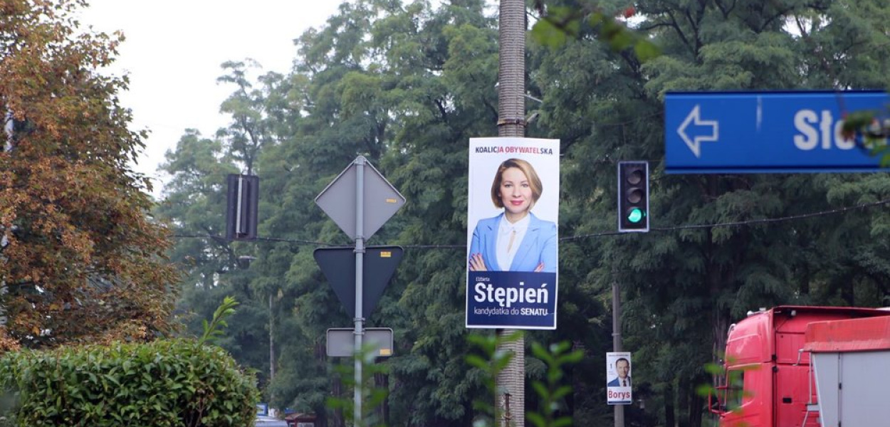 Kandydaci jak malowani. Kto uśmiecha się do nas z wyborczych banerów?