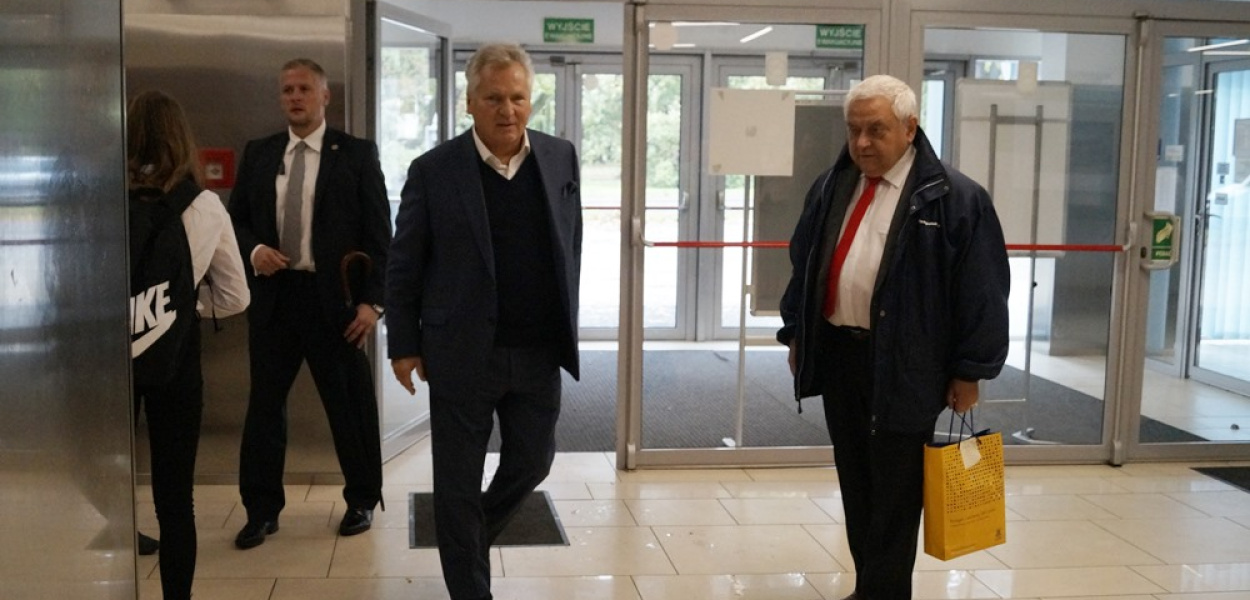 Wręczał stypendia fundacji Szmajdzińskiego i robił kampanię Lewicy