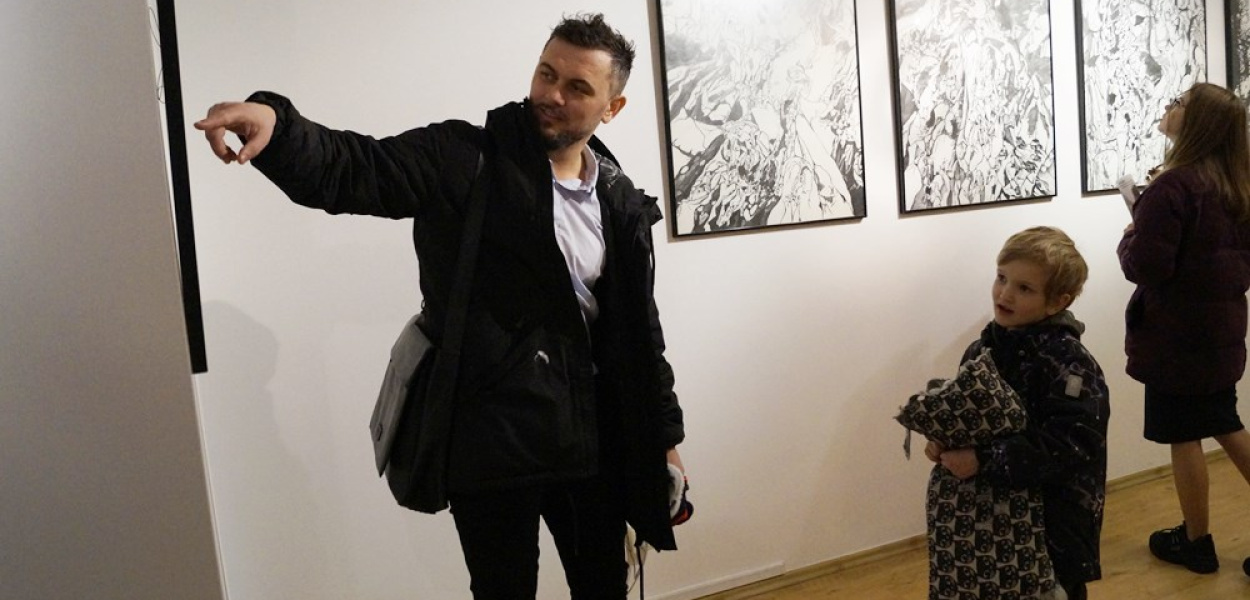 Postacie, figury i faktury. Adam Kopiec zaprasza na wystawę w MOK-u