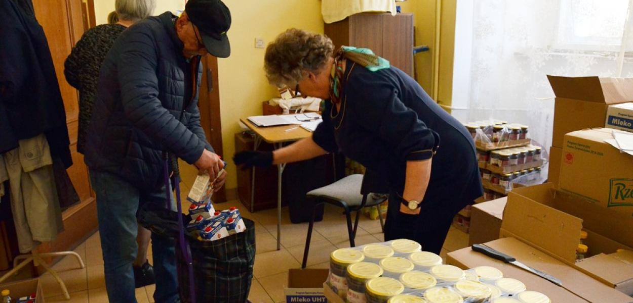 Wydają żywność dla ubogich. Pod kościołem ustawiły się kolejki. Potrzebujących w n