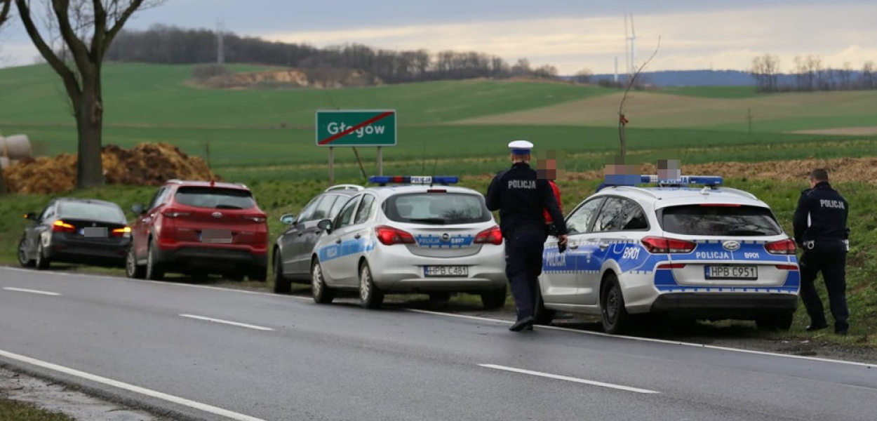Kolizja na krajowej dwunastce. 59-latka nie wyhamowała i uderzyła w dwa auta