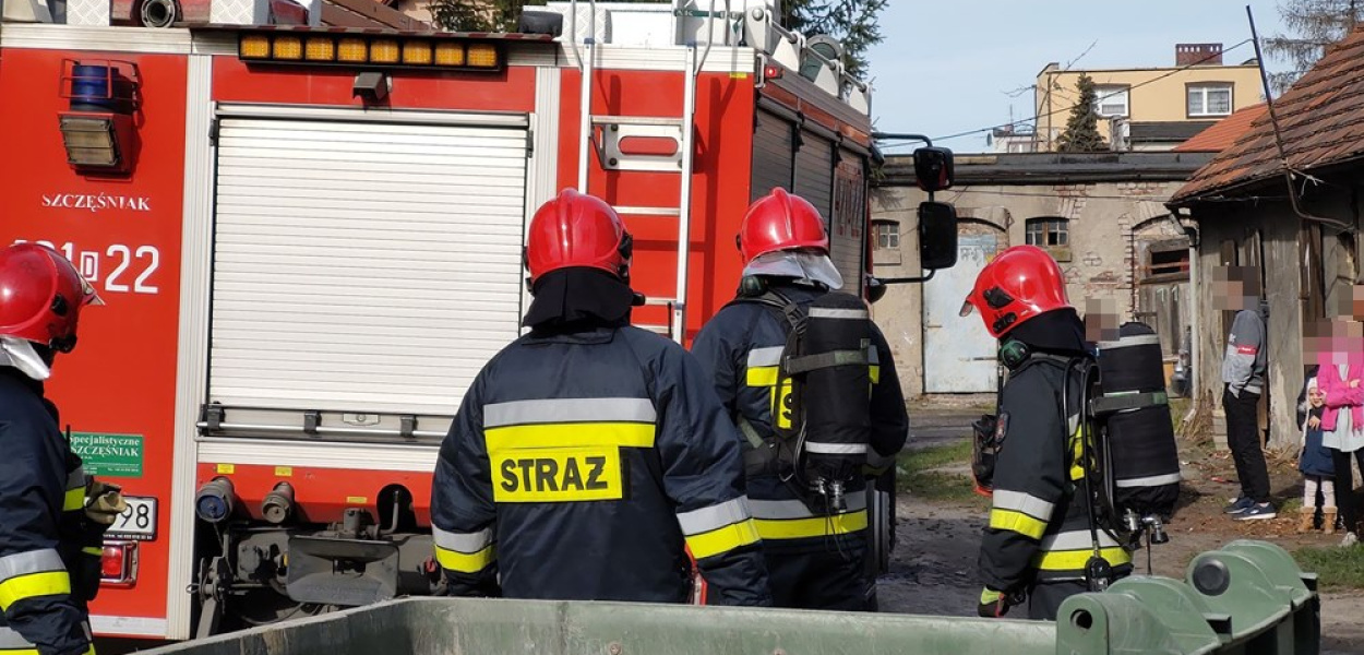 Pożar poddasza w domu wielorodzinnym przy ulicy Akacjowej w Głogowie