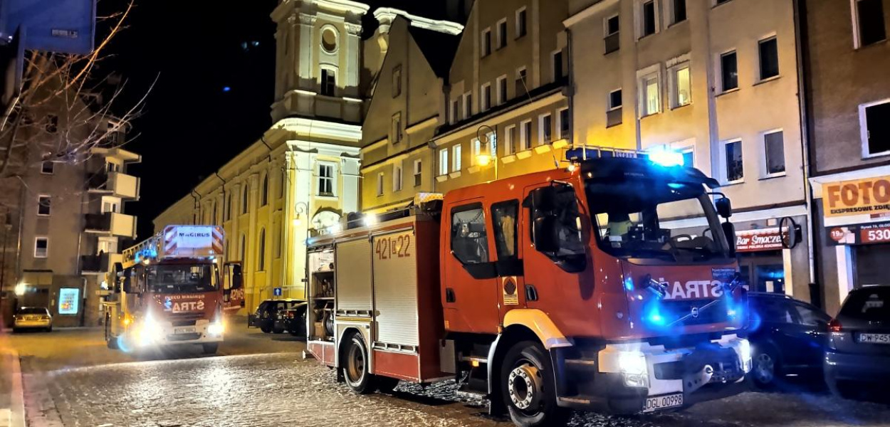 Zadymienie na Rynku. Głupi żart sprowadził na starówkę trzy zastępy strażaków