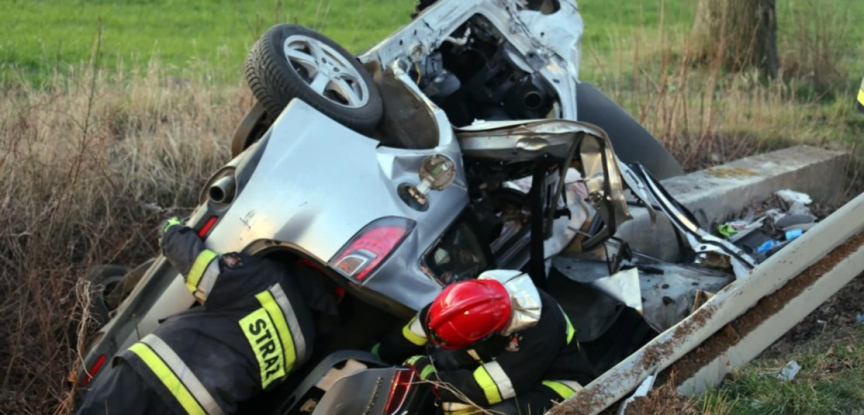 Dachowanie za Przedmościem. Auto uderzyło w betonowy przepust. Lekarze walczą o ży