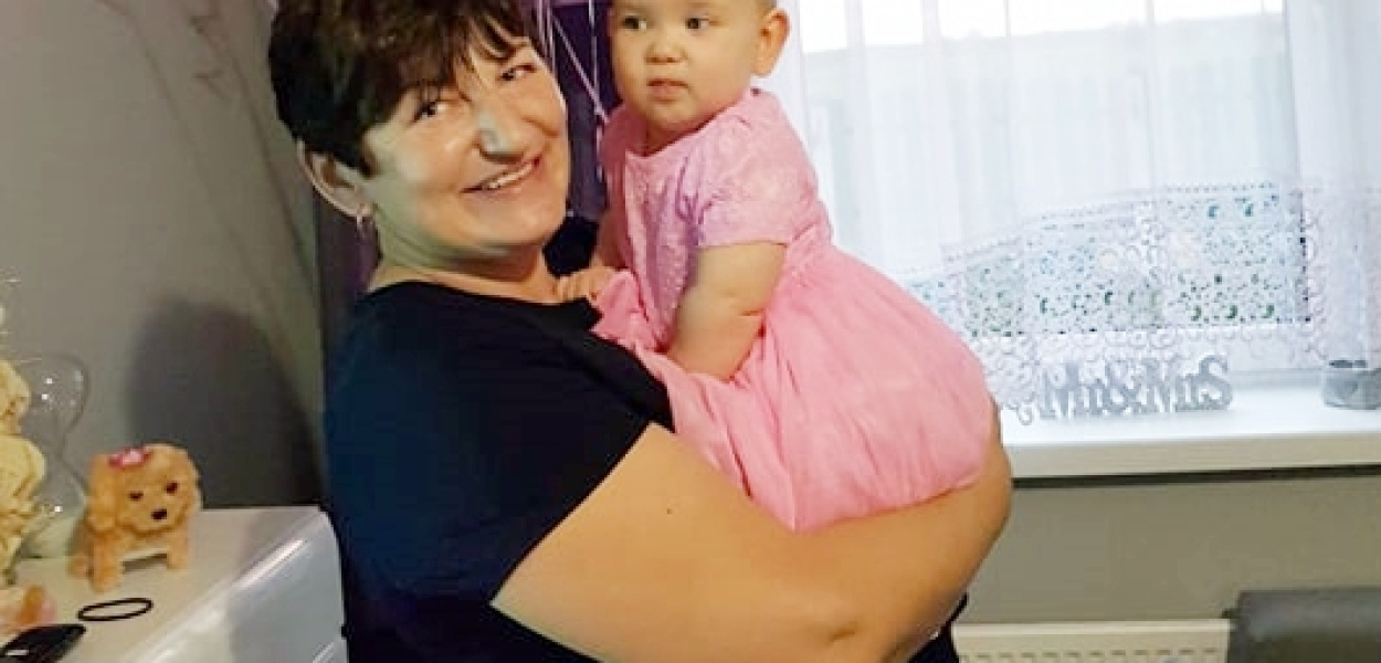 Babcia szyje maseczki, bo zbiera na operację swojej wnuczki Lilianki