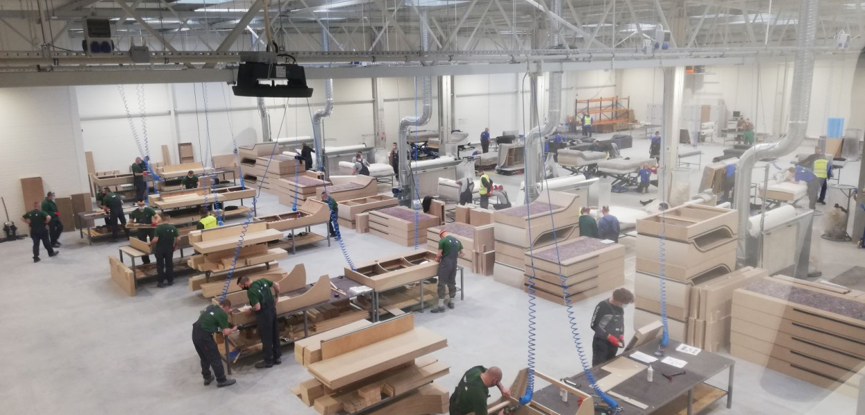 Fabryka przy Zakładzie Karnym w Głogowie już produkuje meble. Pracują w niej więźn