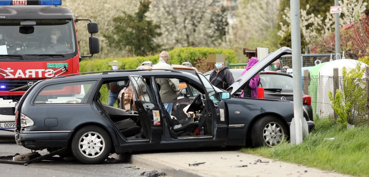 Auta roztrzaskane, dwie osoby w szpitalu