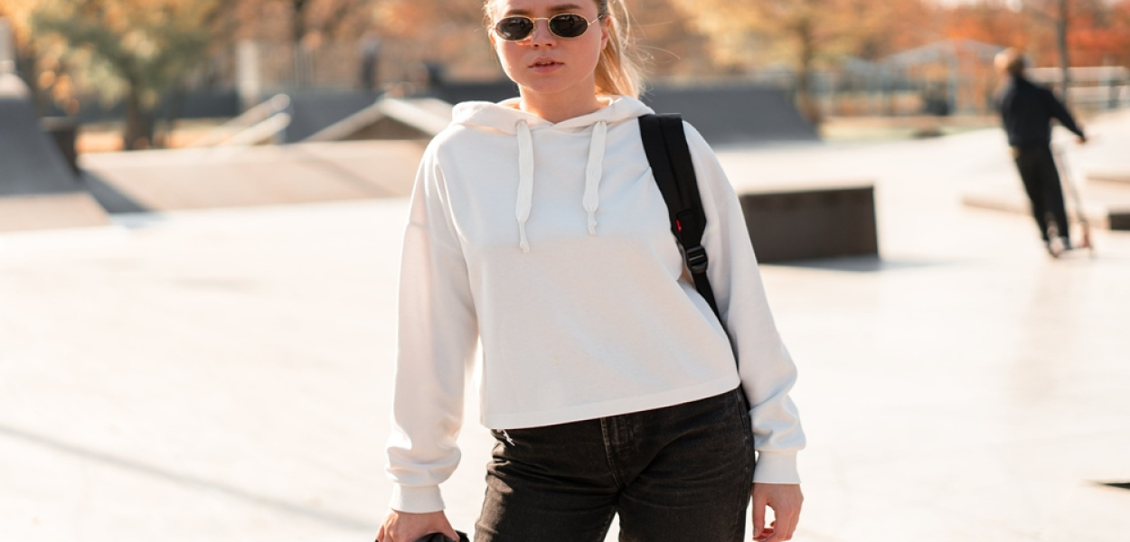 Czy damskie bluzy z kapturem pasują do spódniczki? Sprawdzamy!