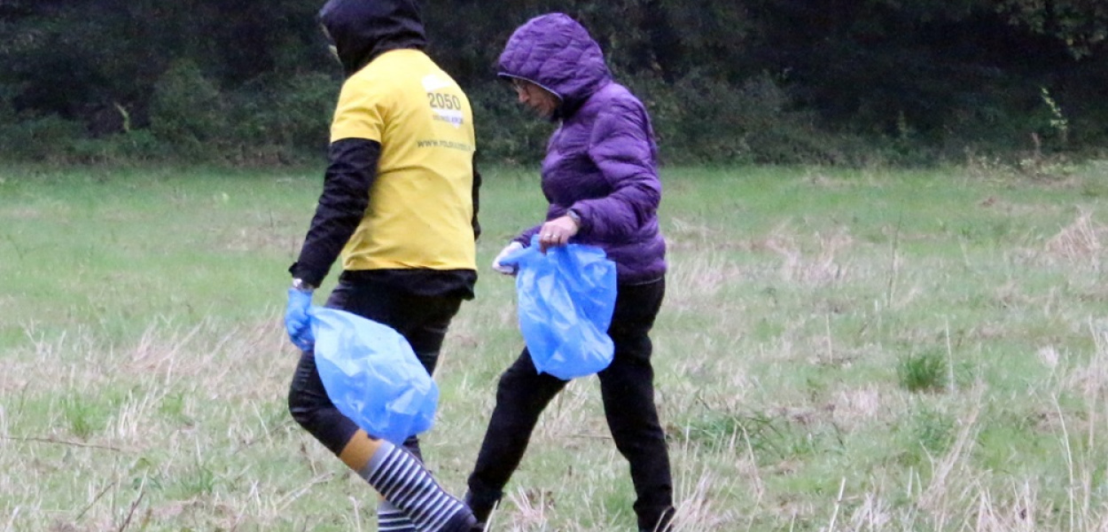 Najpierw posprzątali teren, potem oficjalnie spędzili czas przy nowej wiacie [ZDJĘ