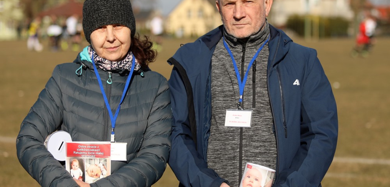 Babcia i dziadek Weroniki z puszką: Jest już w USA, ale cena leczenia... potrzeba 