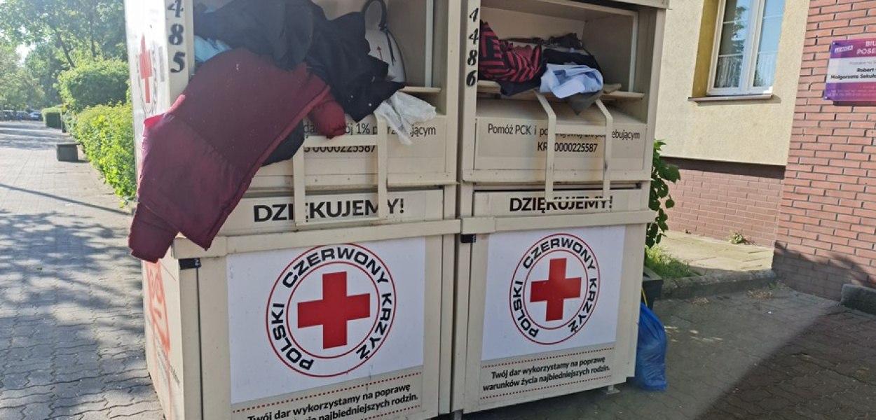 Kontenery na odzież przepełnione. "Wszystko śmierdzi"