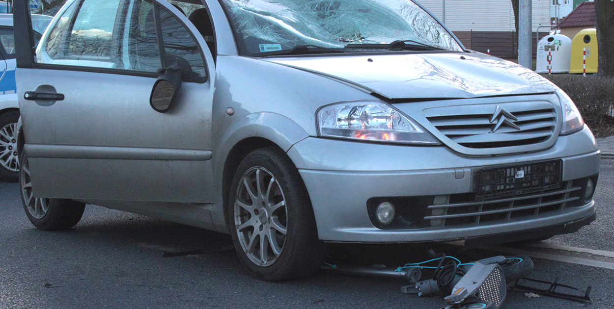 Potrącenie na przejściu dla pieszych na Keplera.  Poszkodowany jechał hulajnogą