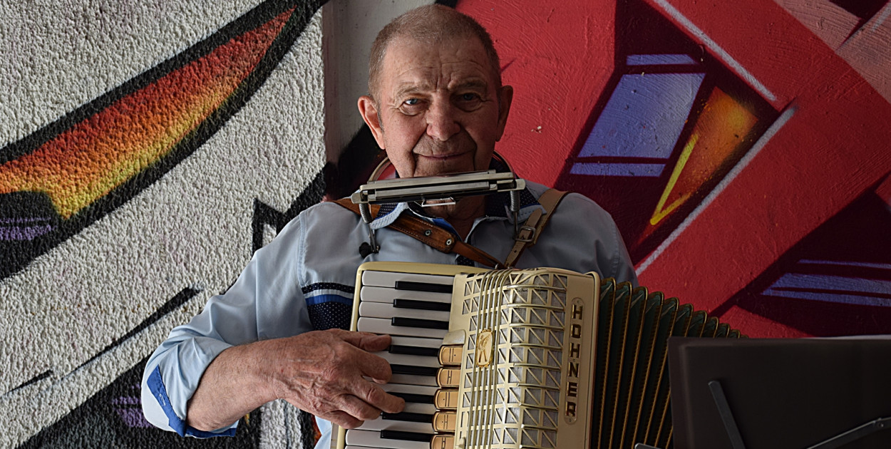 Od 15 lat gra na ulicach Głogowa i w przejściu podziemnym
