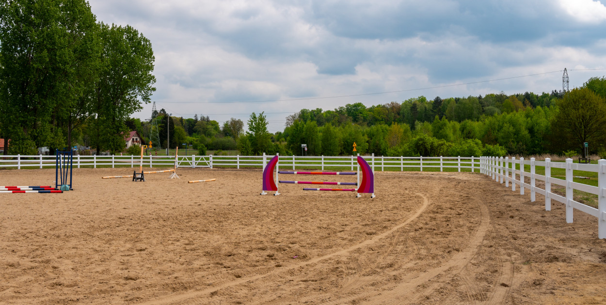 W Jakubowie wykonano  modernizację trybun i ogrodzenia parkuru 