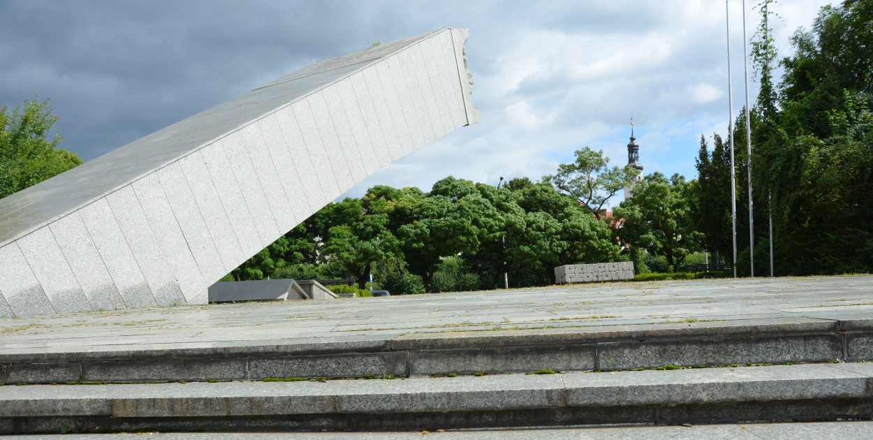 Pomnik Dzieci Głogowskich się kruszy... 