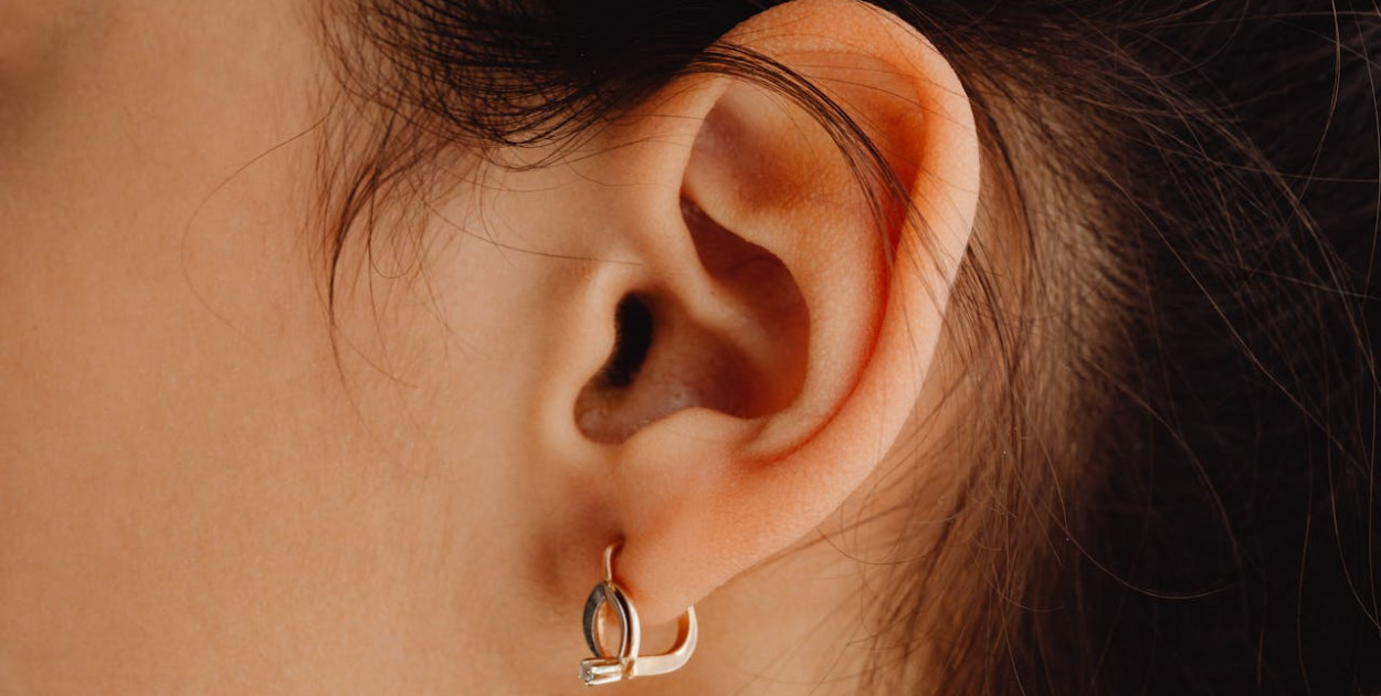 Skąd się bierze uczucie zatkanego ucha i jak sobie z nim radzić?