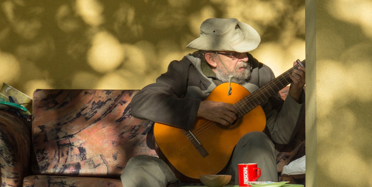 Niezwykły nauczyciel z Głogowa tym razem tłumaczy i śpiewa piosenki