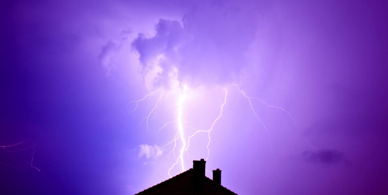 Co może się stać, kiedy piorun uderzy w dom bez piorunochronu? 