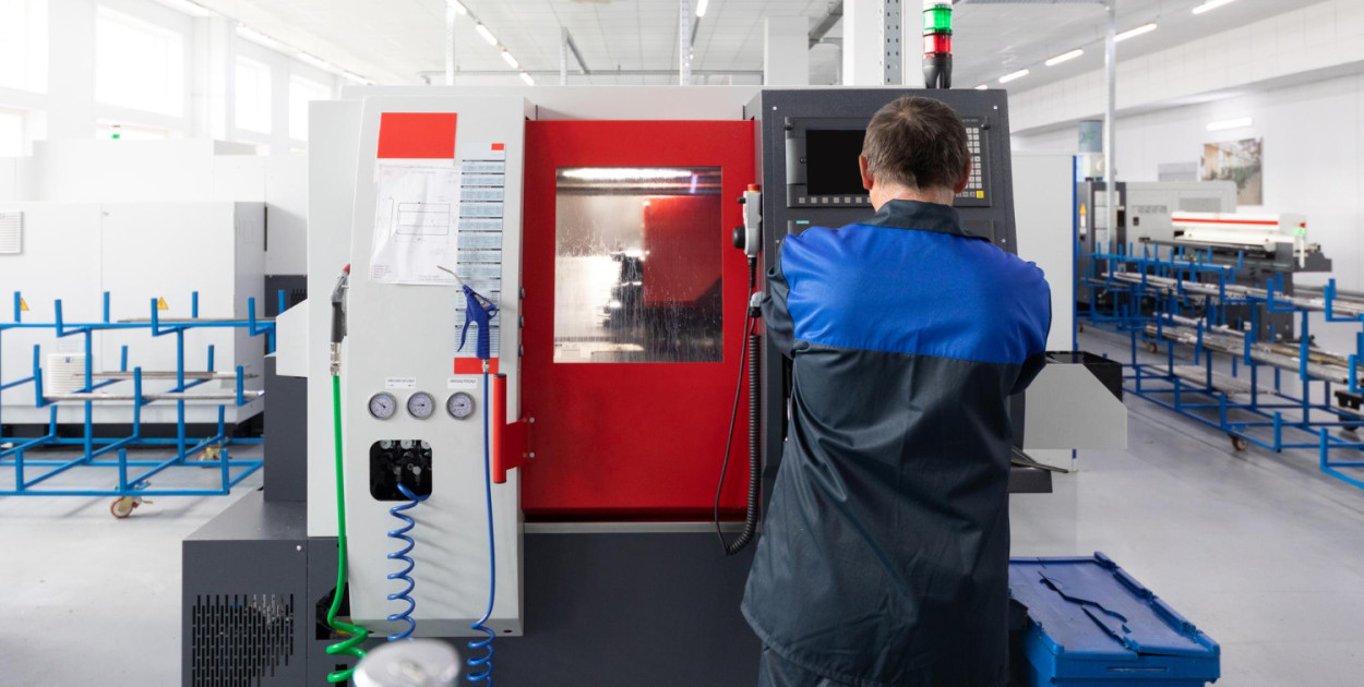 Obudowy do maszyn oraz urządzeń – jak mogą zwiększyć bezpieczeństwo prac?