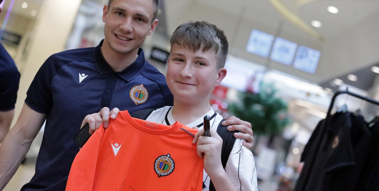 Pomarańczowo-czarny sklep w galerii otwarty!