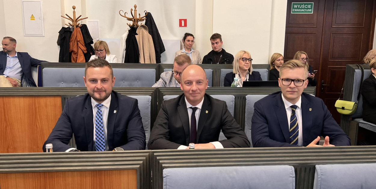Od lewej wicemarszałek Michał Rado, radni Sejmiku Tymoteusz Myrda i Kamil Barczyk