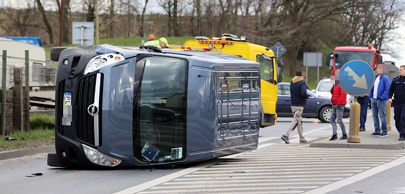 BMW zajechało drogę dostawczemu oplowi. Ten wpadł w poślizg i wylądował na boku