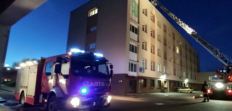 Wiatr uszkodził panele fotowoltaiczne na dachu przychodni