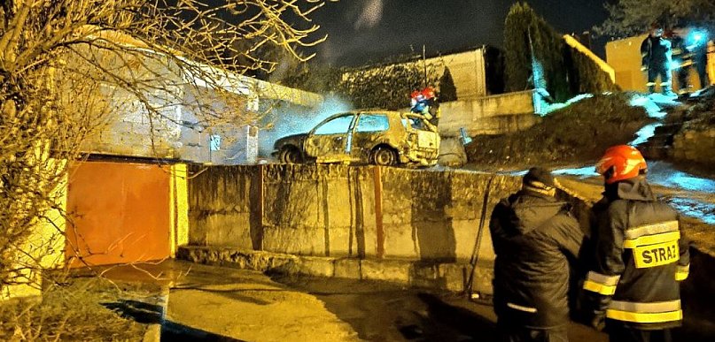 Samochód spłonął doszczętnie, ale udało się uratować garaże