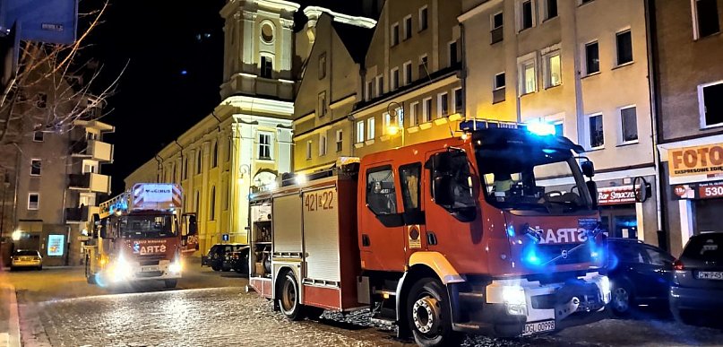 Zadymienie na Rynku. Głupi żart sprowadził na starówkę trzy zastępy strażaków