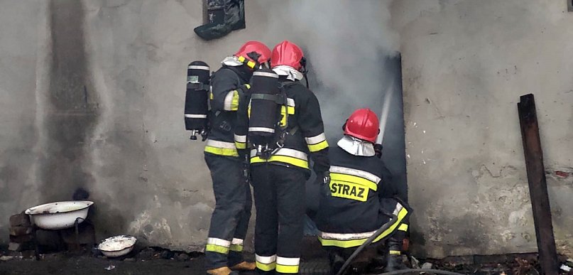 Pożar na ulicy Krochmalnej. Ktoś podpalił śmieci w budynku gospodarczym