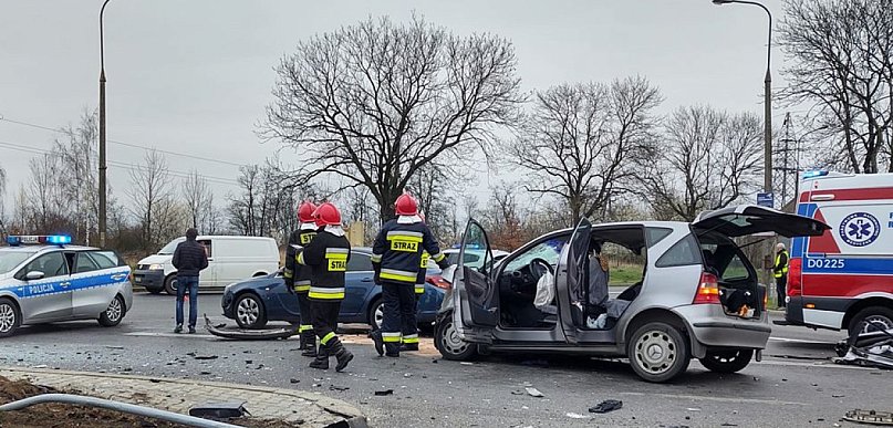 Poważny wypadek! Jedną z poszkodowanych osób zabrał helikopter ratunkowy