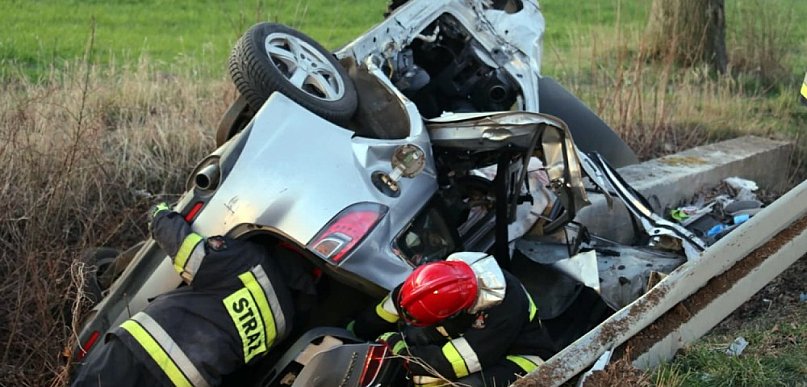 Dachowanie za Przedmościem. Auto uderzyło w betonowy przepust. Lekarze walczą o ży