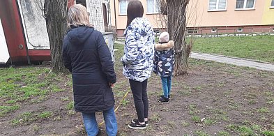 To jakaś kpina! Myślałam, że wysypali obornik, aby trawa lepiej rosła!-147116