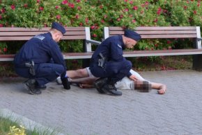 Nieprzytomny mężczyzna  w parku Głogowie. Pomoc wezwał przechodzień -148152