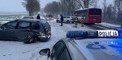 Ślisko! Pod Głogowem, na DW 292 koło Biechowa zderzyły się dwie osobówki-151601
