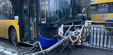 W Głogowie autobus staranował barierki i wjechał na chodnik-151727