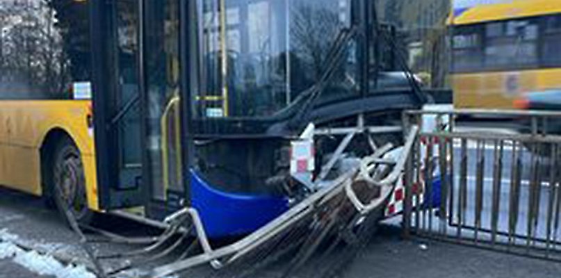 W Głogowie autobus staranował barierki i wjechał na chodnik - 151727