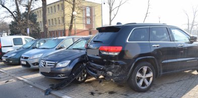 Na ul. Sienkiewicza w Głogowie nocny pirat rozbił dwa zaparkowane samochody-154306