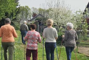  Seniorzy z Serbów aktywnie wiosną. Nordic walking w Gminie Głogów-155936