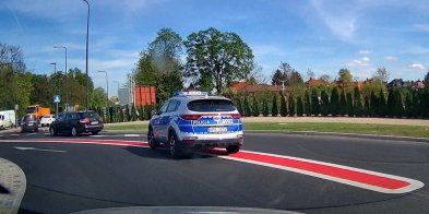 Nawet policja nie umie jeździć rondem w Głogowie. Będzie film szkoleniowy-155946
